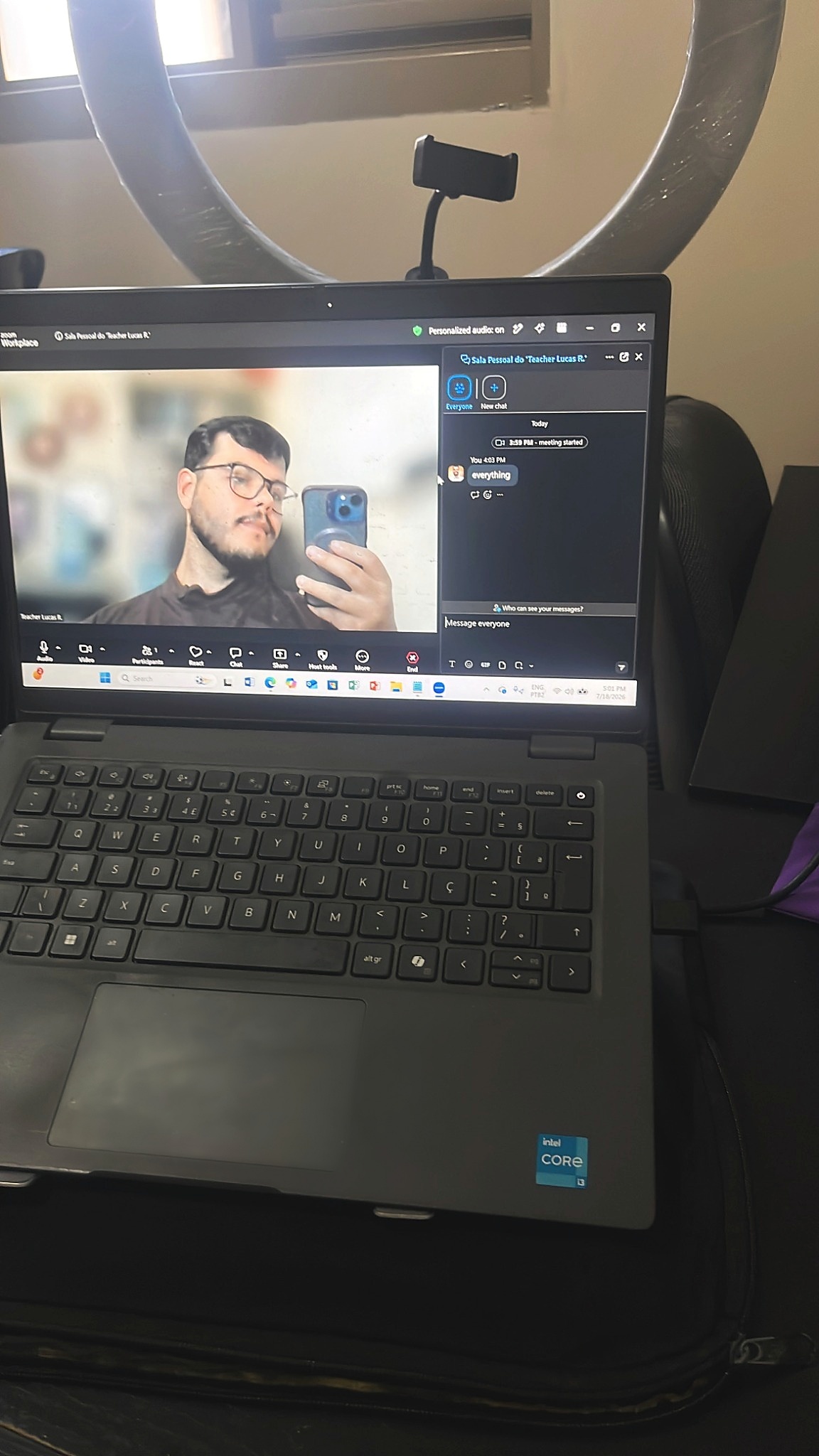 Notebook com Teacher Lucas em uma sala de aula online pelo Zoom